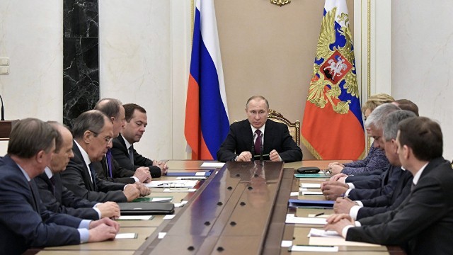 Putin Təhlükəsizlik Şurasının üzvləri ilə müşavirə keçirdi 