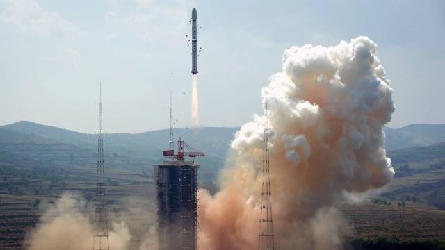 Çin bir anda kosmosa 14 peyk buraxdı 