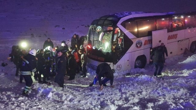 Türkiyədə avtobusu dərəyə aşdı, 30 nəfər yaralandı