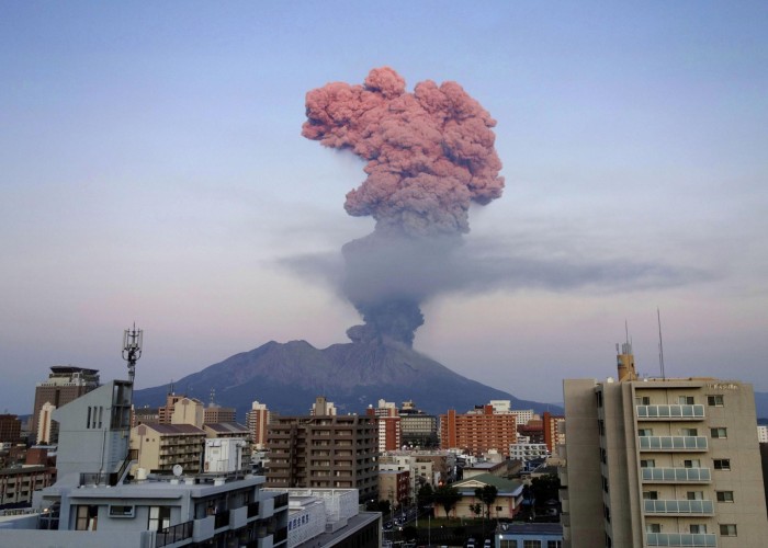 Yaponiyada vulkan püskürdü - VİDEO