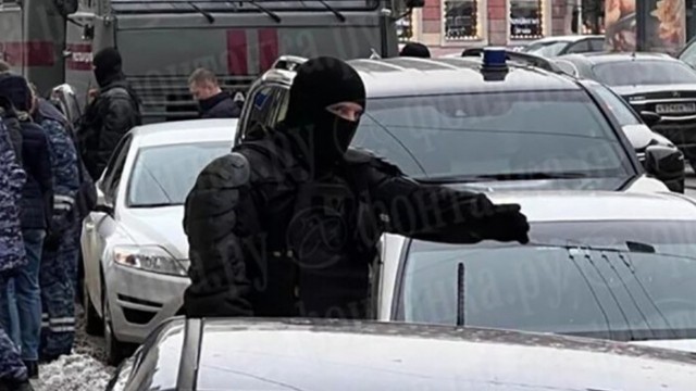 Rusiyada naməlum şəxs polisi güllələdi (VİDEO)