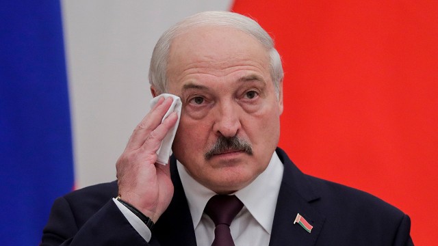Lukaşenko Çin prezidentinə müraciətini kağızdan oxudu - VİDEO