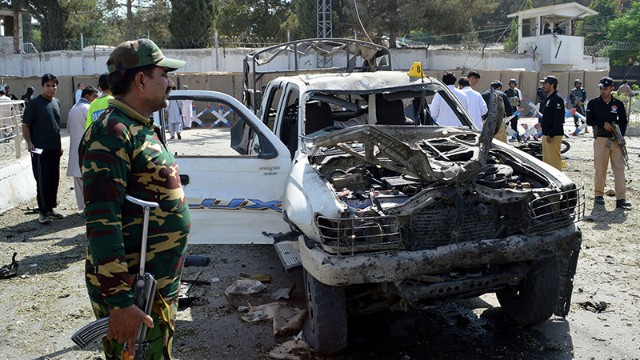 Pakistanda polis avtomobilinə bombalı hücum: Ölənlər var