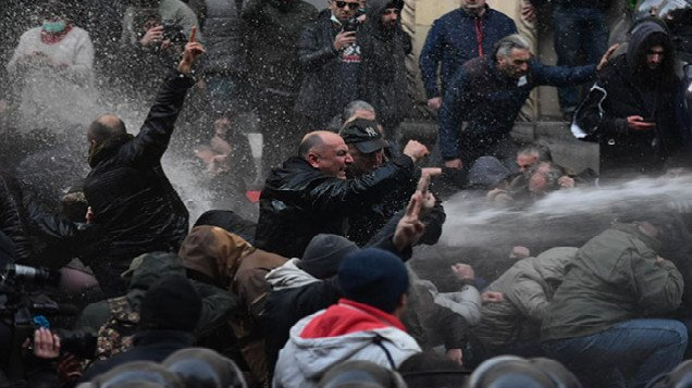 Tbilisidə etirazçılar polislərə molotov kokteyli atmağa başladılar - VİDEO