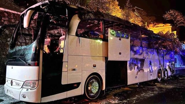 Türkiyədə polisləri daşıyan avtobus YANDI - VİDEO