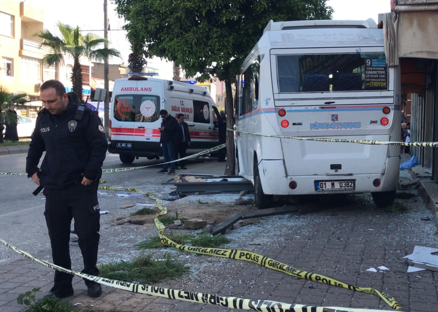 Türkiyədə mikroavtobus dayanacağa çırpıldı - Ölən və yaralılar var