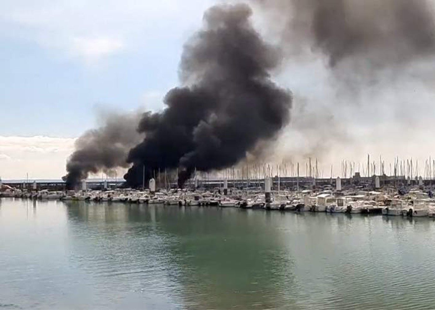 Fransanın ən böyük limanında 7 qayıq yandı - VİDEO