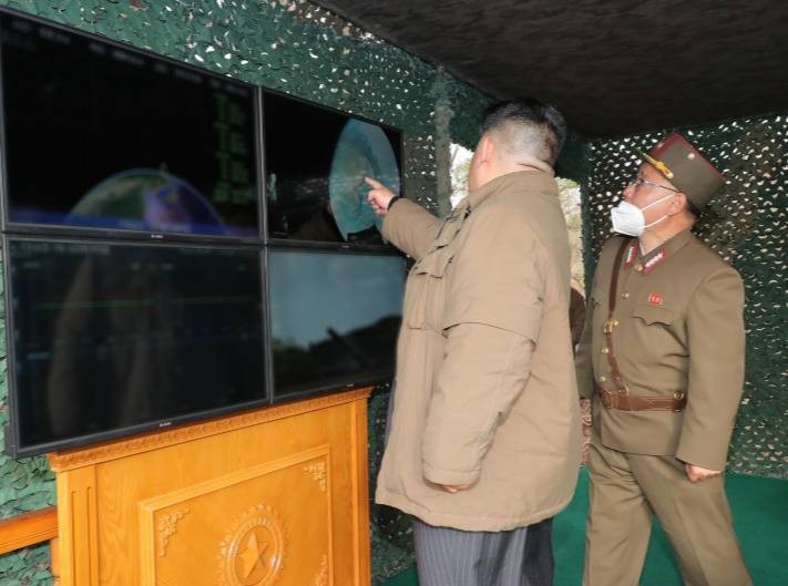 Kim Çen In qızı ilə birlikdə ballistik raketin sınağını izlədi - FOTO