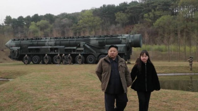 Kim Çen In qızı ilə birlikdə ballistik raketin sınağını izlədi - FOTO