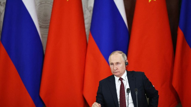 Putin Çinin müdafiə naziri ilə görüşüb
