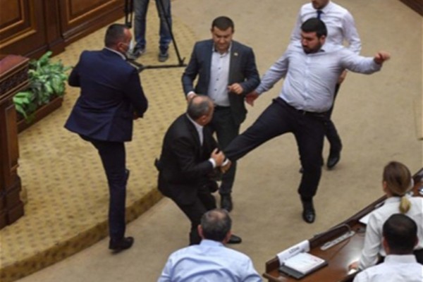 Ermənistan parlamentində DAVA - VİDEO