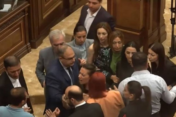 10 erməni deputata töhmət verildi - VİDEO