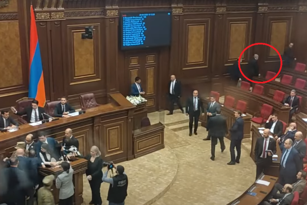 Ermənistan parlamentindəki davada Paşinyan belə aradan çıxdı - VİDEO