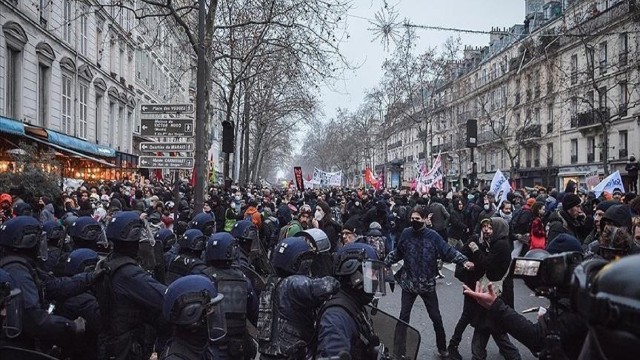 Fransada etiraz aksiyalarında 100-dən çox polis yaralanıb 