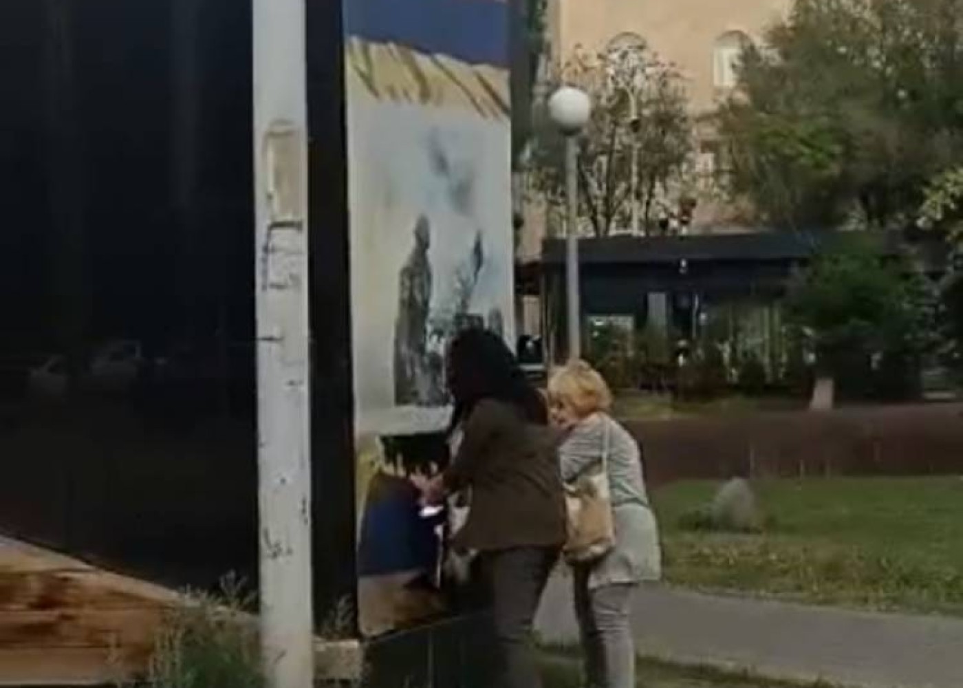 İrəvanda ermənilər "Artsax bayrağı"nı cırdı - VİDEO