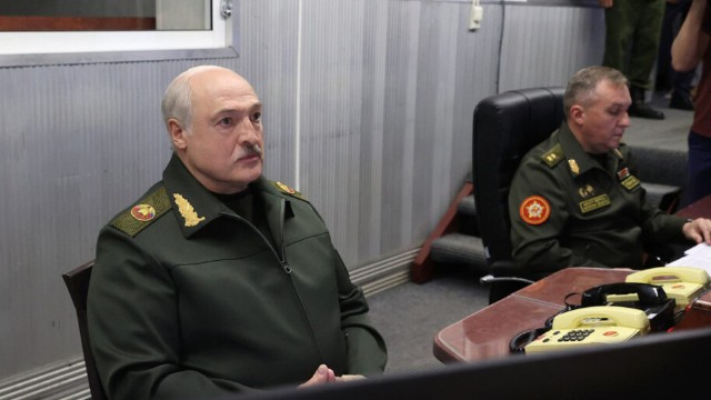 Xəstə olduğu deyilən Lukaşenko müşavirə keçirdi - FOTO