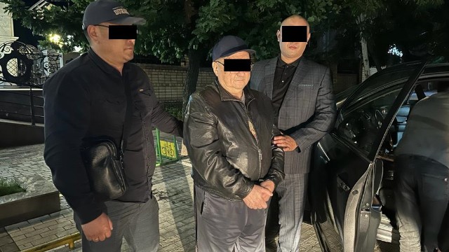 Qırğızıstanda dövlət işçisi rüşvət alarkən saxlanıldı