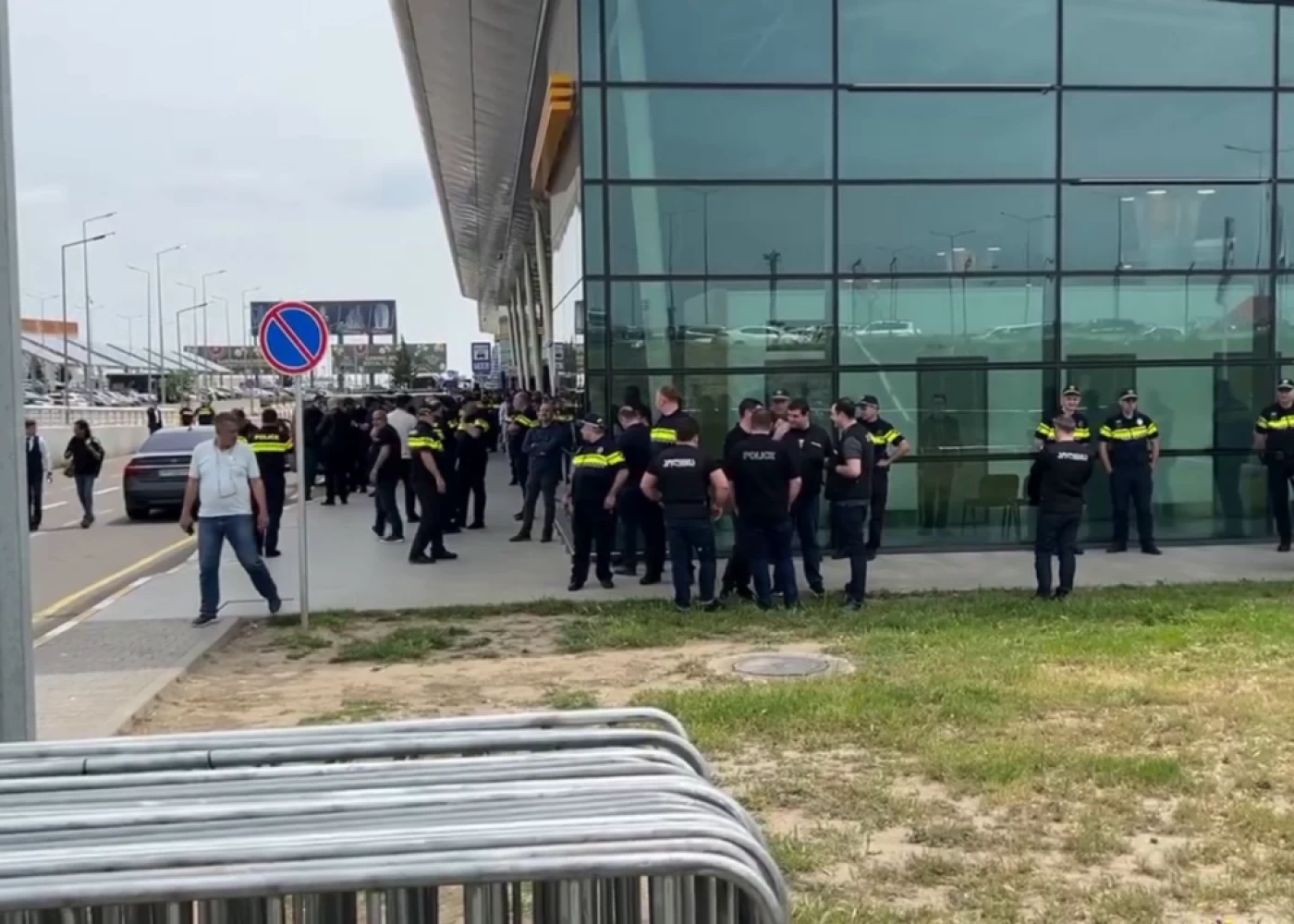 Gürcüstanda polis hava limanını mühasirəyə aldı