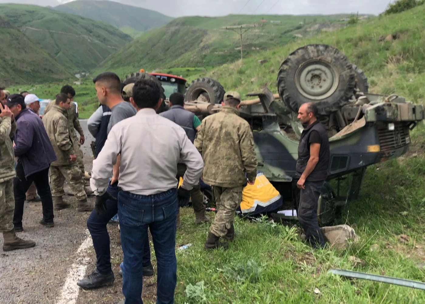 Türkiyədə hərbi maşın aşdı - 4 əsgər yaralandı