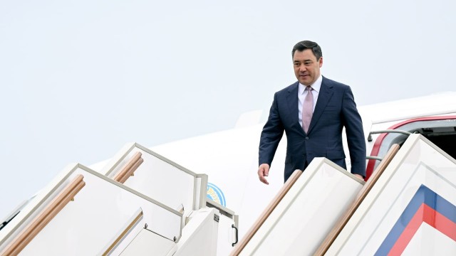 Qırğızıstan prezidenti Moskvaya getdi - FOTO