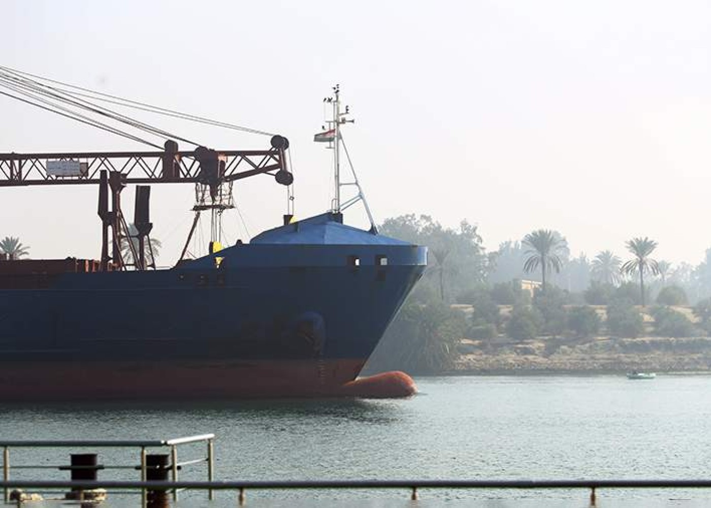 189 metrlik gəmi Süveyş kanalında quruya çırpıldı 