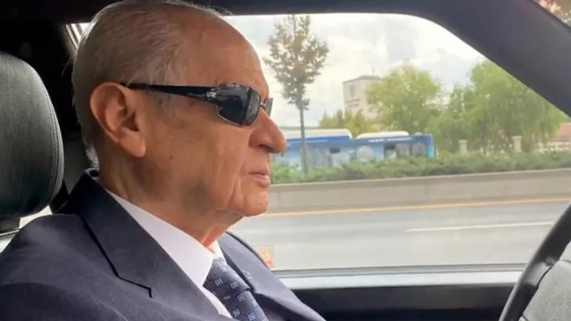 Dövlət Baxçalı klassik avtomobili ilə diqqət çəkdi - VİDEO