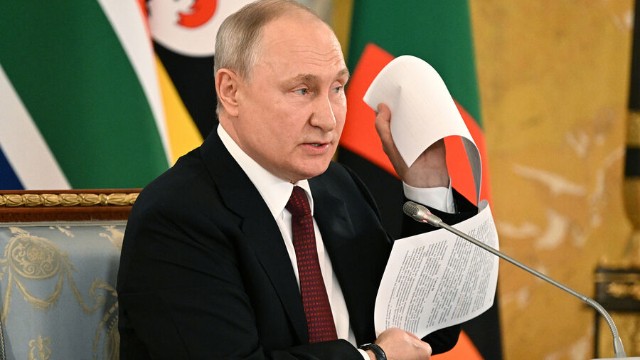 Putin Ukrayna üzrə dialoq barədə razılığa gəlib 