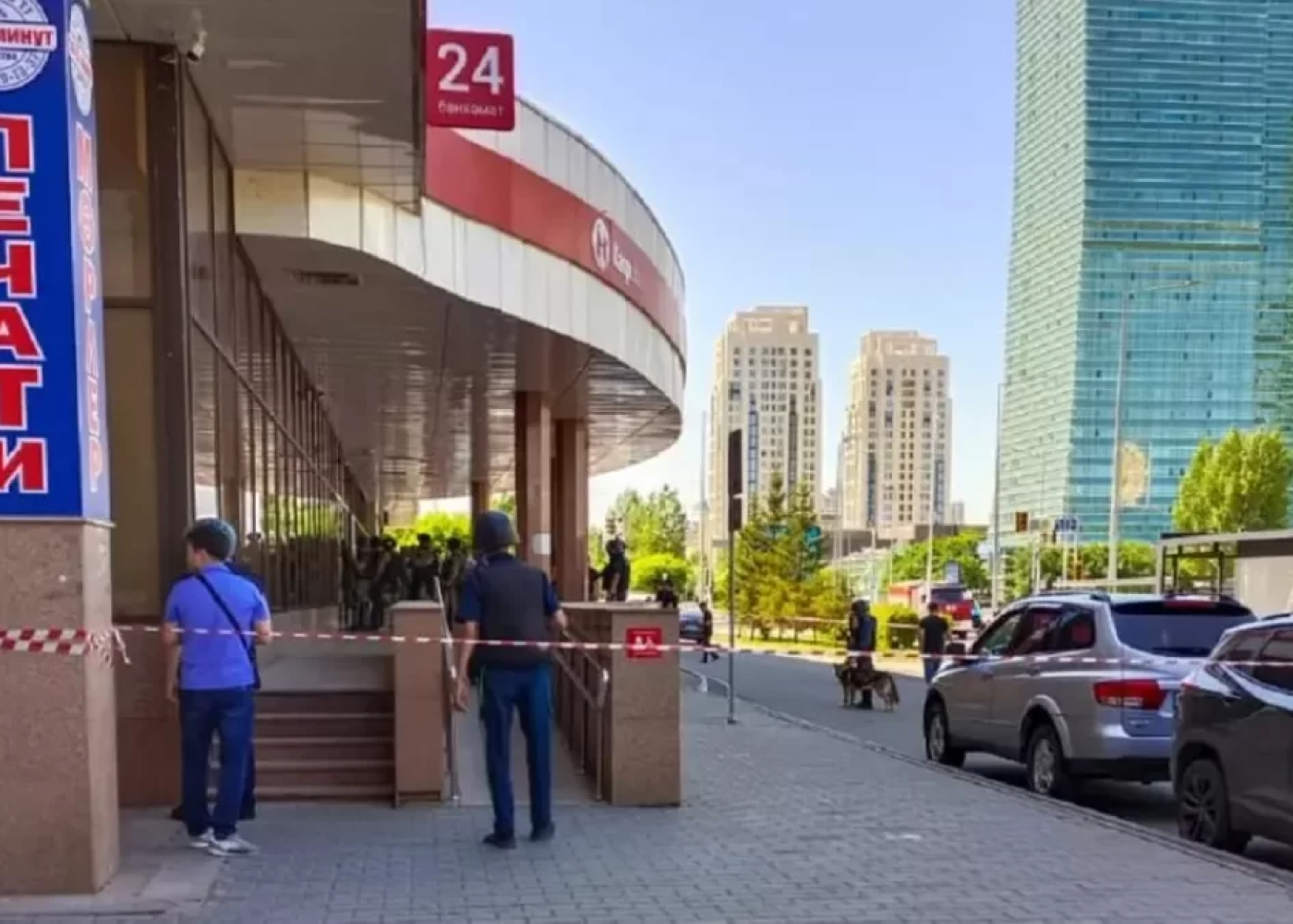 Astanada bankın girov götürülən 7 əməkdaşı azad edilib - YENİLƏNİB (VİDEO)