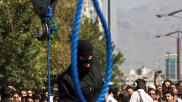 İranda polisləri öldürən şəxs edam olundu