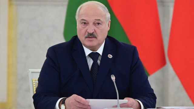 Lukaşenko hökuməti istefa ilə hədələdi
