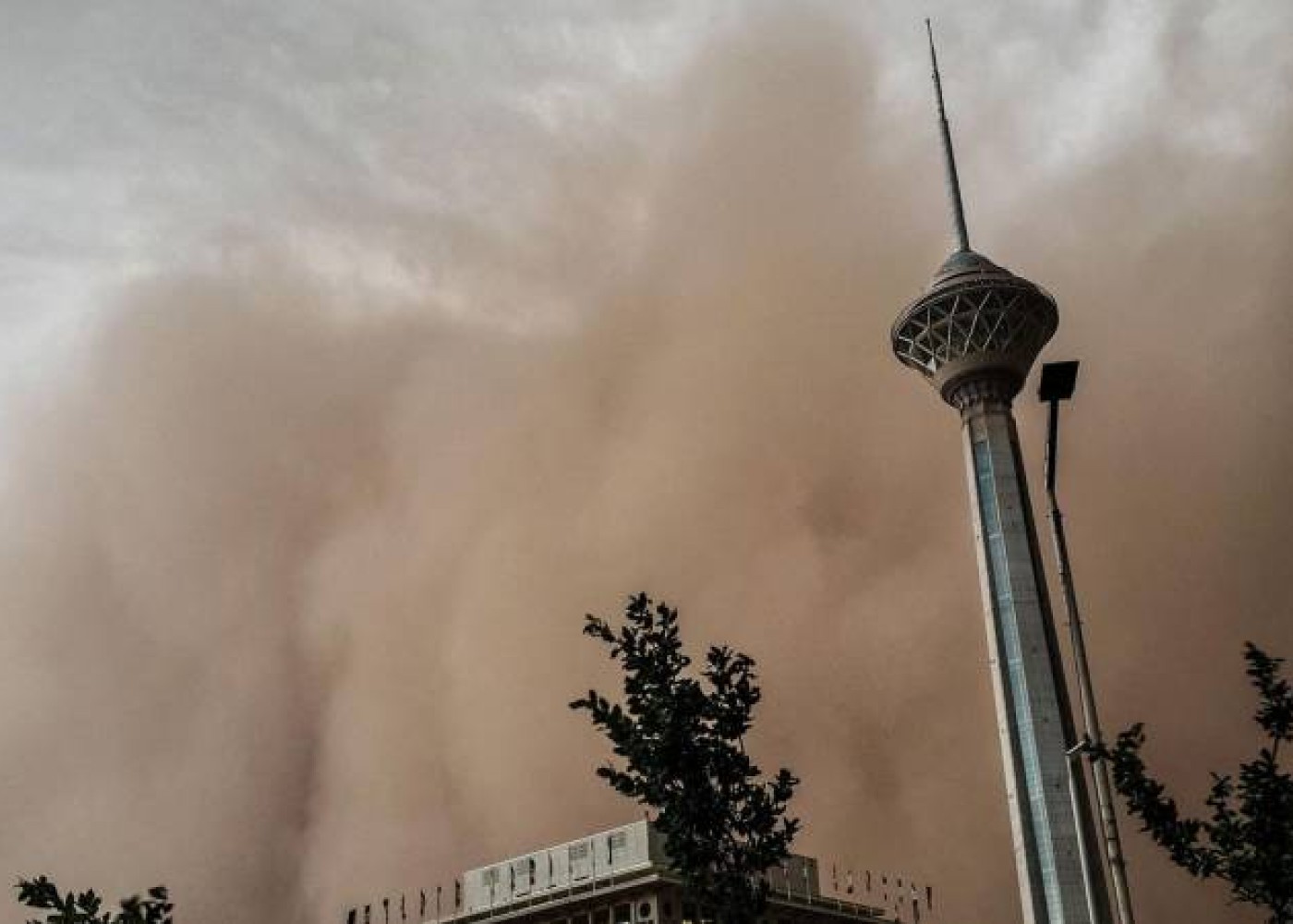 İranda qum fırtınası 1000-dən çox insana zərər verdi