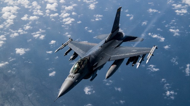Ukrayna ilin sonuna qədər F-16 qırıcıları ala bilər 