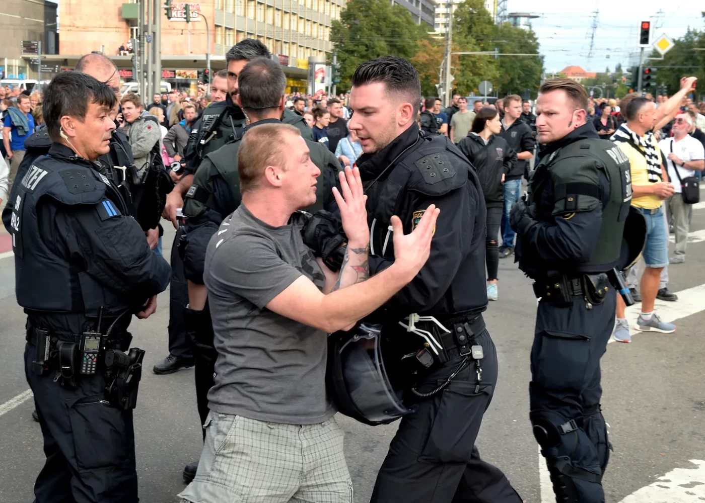 Almaniyada 22 polis festival zamanı yaralandı