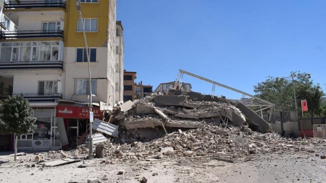 Türkiyədə bina çökdü - Yaralananlar var
