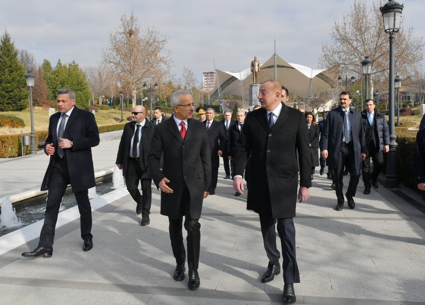 Prezident Ankarada Heydər Əliyevin abidəsini ziyarət etdi - FOTOLAR (YENİLƏNİB)