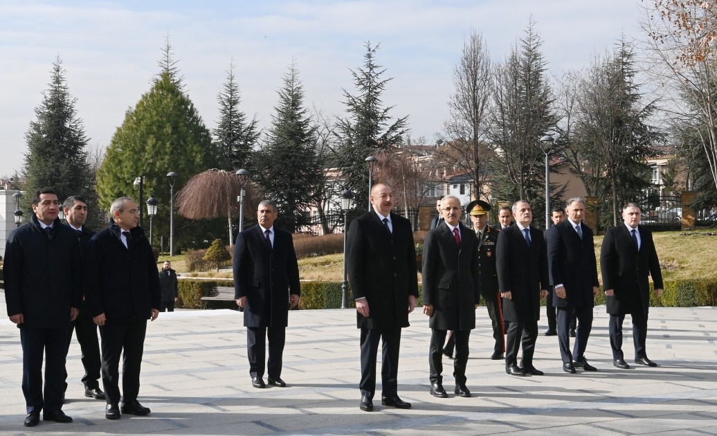Prezident Ankarada Heydər Əliyevin abidəsini ziyarət etdi - FOTOLAR (YENİLƏNİB)