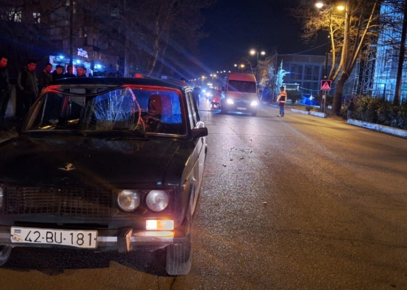 Lənkəranda avtomobil piyadaları vurdu - FOTO