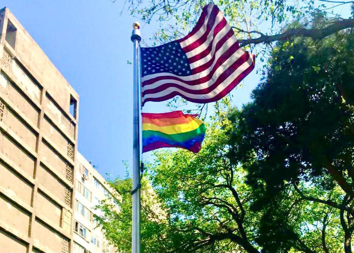 ABŞ səfirliklərində LGBT bayrağı qadağan   ediləcək