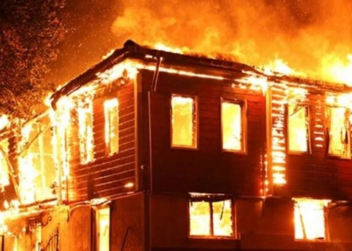 Astarada 6 otaqlı ev yandı