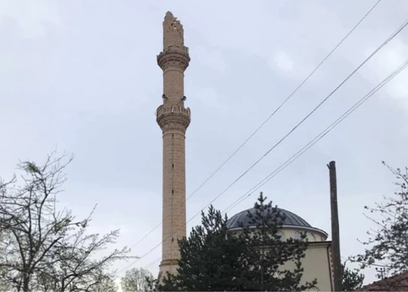 Türkiyədə zəlzələ məscidin minarəsiniuçurdu