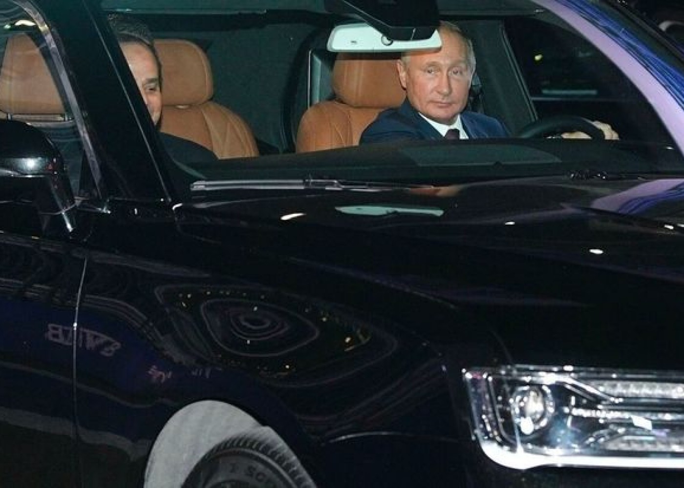Putinin yeni avtomobili nümayiş olundu -VİDEO