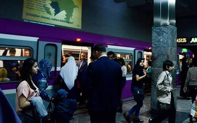 Qadın yıxılaraq ağır xəsarət aldı -   Bakı metrosunda
