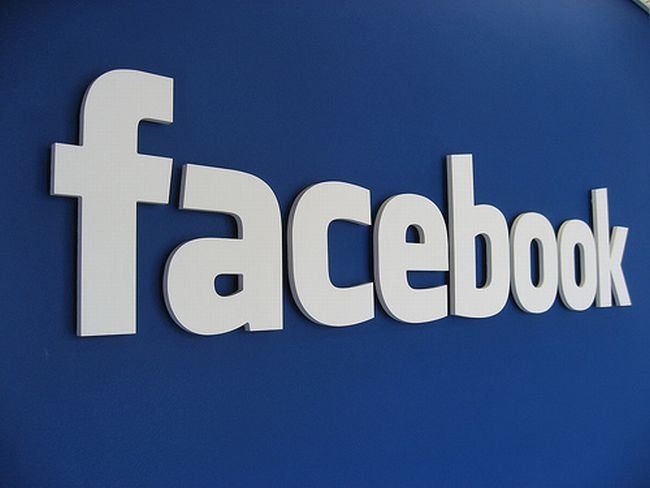 Sabiq nazirin Facebooku intim şəkillərə görə bloklandı 