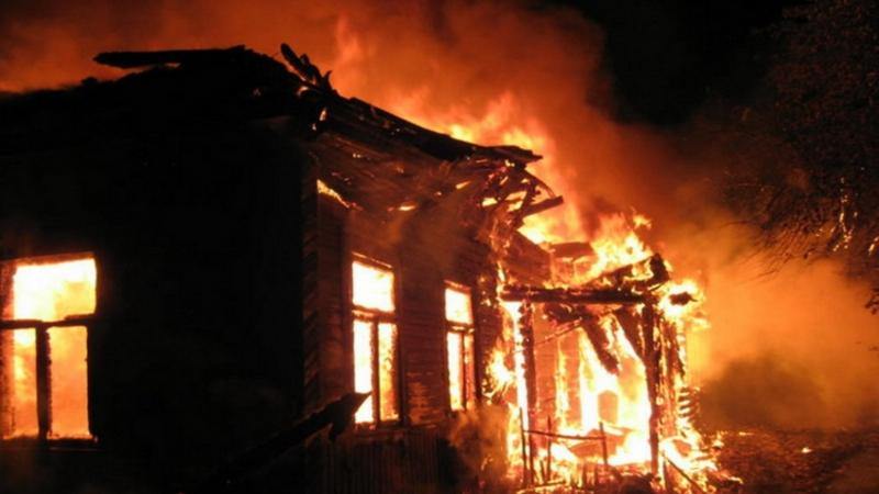 6 otaqlı ev yandı 