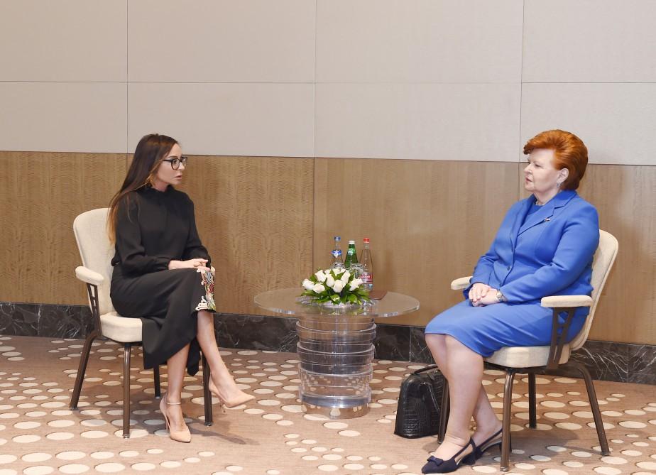 Mehriban Əliyeva Latviyanın sabiq prezidenti ilə görüşdü -  FOTO