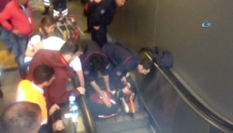 Metroda DƏHŞƏT:  9 yaşlı uşağın ayağı eskalatorun altında qaldı (VİDEO)