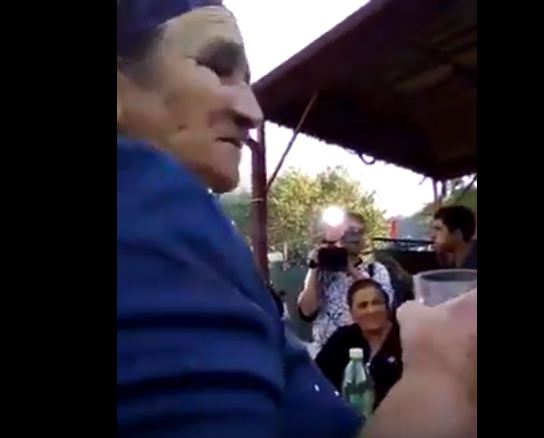Tovuzlu nənə rumka əlində tos dedi:  Luboy kişinin  anasını ağladaram (VİDEO)