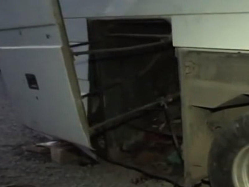 Sürücü avtobusun altında qalıb öldü -  Azərbaycanda (VİDEO)