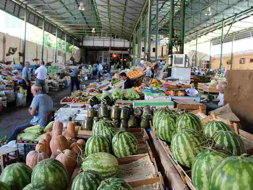 Bakıda bazarda satıcılar arasında  QANLI DAVA