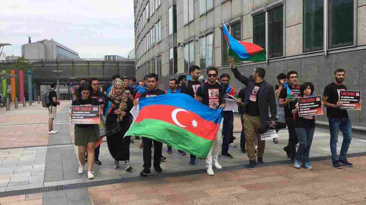 Polşadakı azərbaycanlılar Ermənistan səfirliyi qarşısında aksiya keçirdilər -  FOTO